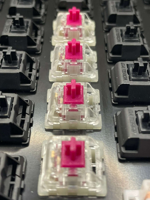 Bovenaanzicht van KTT Red Wine switches gemonteerd in een toetsenbord – roze stem centraal