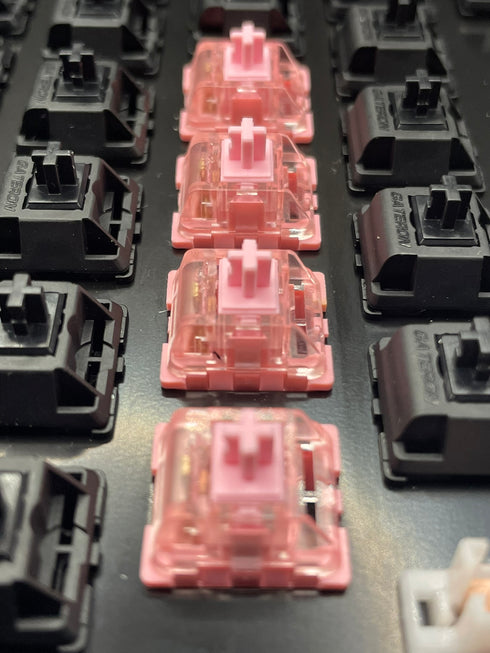 KTT Rose switches geïnstalleerd in mechanisch toetsenbord tussen zwarte Gateron switches