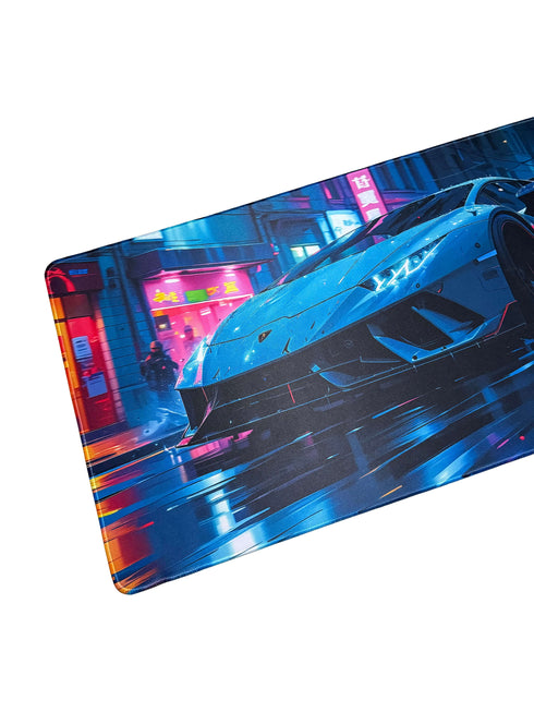 XXL muismat met nachtelijke neon scene en snelle sportauto – opvallend ontwerp voor je bureau