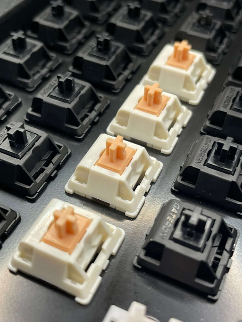 MMD V2 Holy Panda switches geïnstalleerd in zwart toetsenbord – mix van witte en zwarte switches