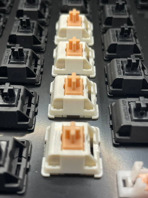 Topdown beeld van een toetsenbord met rijen MMD V2 Holy Panda switches – witte behuizing met oranje stem