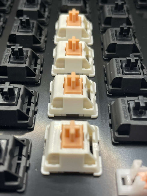 Topdown beeld van een toetsenbord met rijen MMD V2 Holy Panda switches – witte behuizing met oranje stem