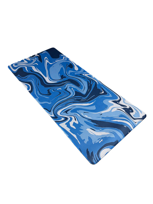 Muismat met vloeiend neonblauw marmerpatroon – modern ontwerp met antislip basis