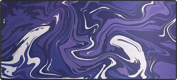 Muismat met abstract paarse marmerlook in vloeiende lijnen – stijlvol en creatief bureauaccessoire