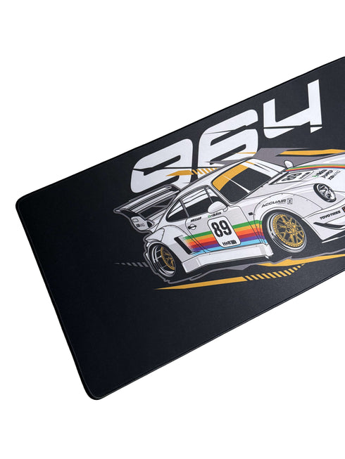 Retro stijl muismat met Porsche design en neon regenboogaccenten op donkere achtergrond