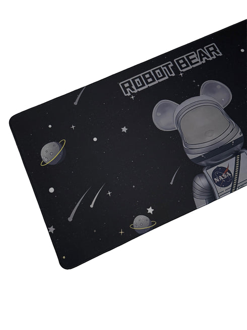 Schattige muismat met astronautenbeer en kleurrijke ruimteachtergrond – antislip en groot formaat