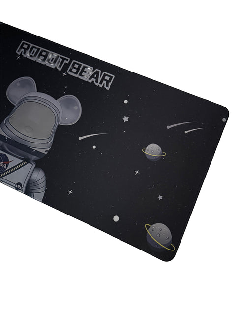 Gaming muismat met speelse beer in ruimtepak en galactisch thema – 900x400mm bureaumat