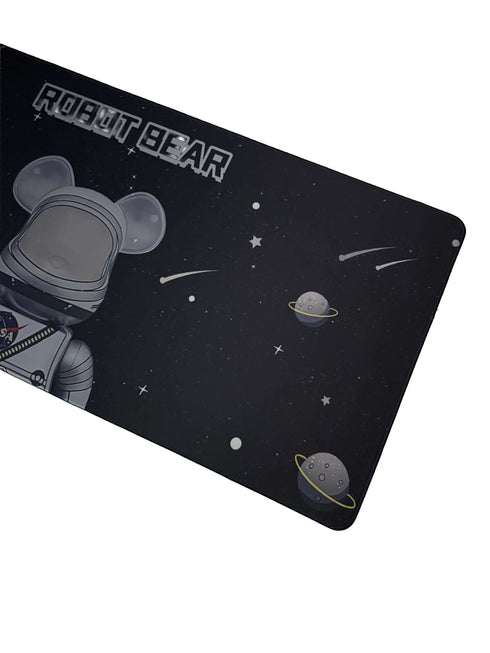Gaming muismat met speelse beer in ruimtepak en galactisch thema – 900x400mm bureaumat