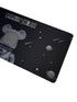 Gaming muismat met speelse beer in ruimtepak en galactisch thema – 900x400mm bureaumat