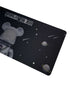 Gaming muismat met speelse beer in ruimtepak en galactisch thema – 900x400mm bureaumat