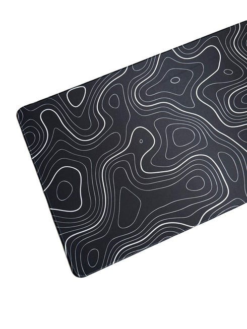 Muismat met wit lijnenspel op zwarte achtergrond – topografisch geïnspireerd ontwerp in XXL formaat